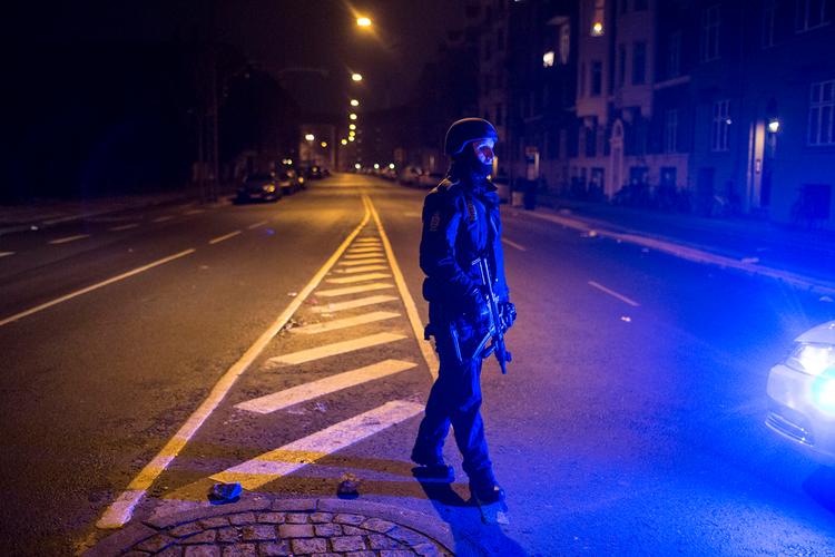 05.39. Politiet har afspærret et stort område på Nørrebro. 