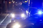 Kontrol. Politiet undersøger biler på vej ud af indre by efter nattens skyderier. 
