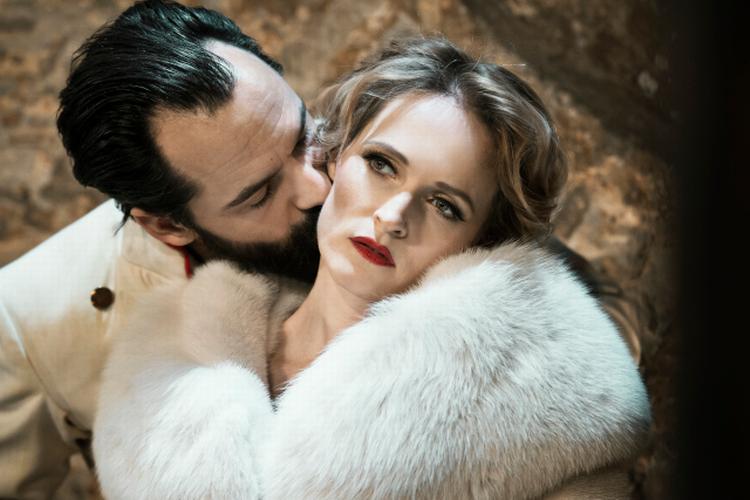 Vanda. Mille Lehfeldt er ellers et festfyrværkeri af komisk spil som Vanda. Fra 80'er-agtig working class hero med street cred forvandler hun sig til Marlene Dietrich’sk elskovsgudinde med røget nazi-accent. 