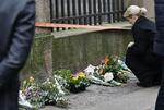 Mindes. Statsminister Helle Thorning-Schmidt lægger blomster foran synagogen i Krystalgade, hvor en mand blev skudt. 
