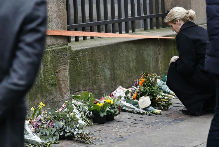 Mindes. Statsminister Helle Thorning-Schmidt lægger blomster foran synagogen i Krystalgade, hvor en mand blev skudt. 
