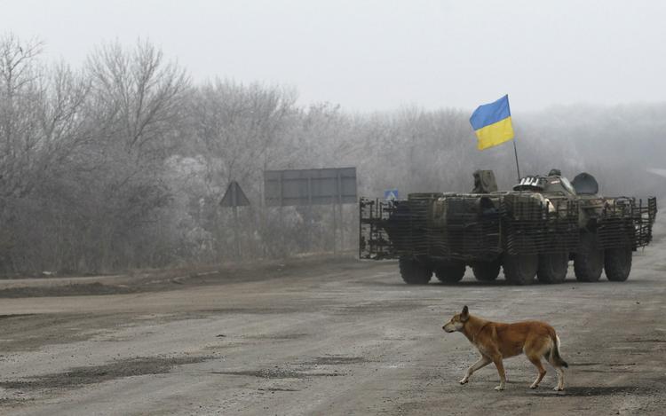 KRIGSHANDLINGER. Ukrainsk militærkøretøj nær fronten ind mod det område, der kontrolleres af russermilitserne. 