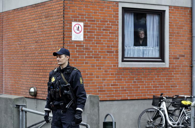 Politiet foran Vognmandsmarken på  Østerbro hvor der blev foretaget en anholdelse. 
