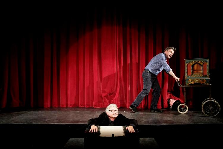 teater. Steen Rasmussen og Michael Wikke skal optræde i Riddersalen. 