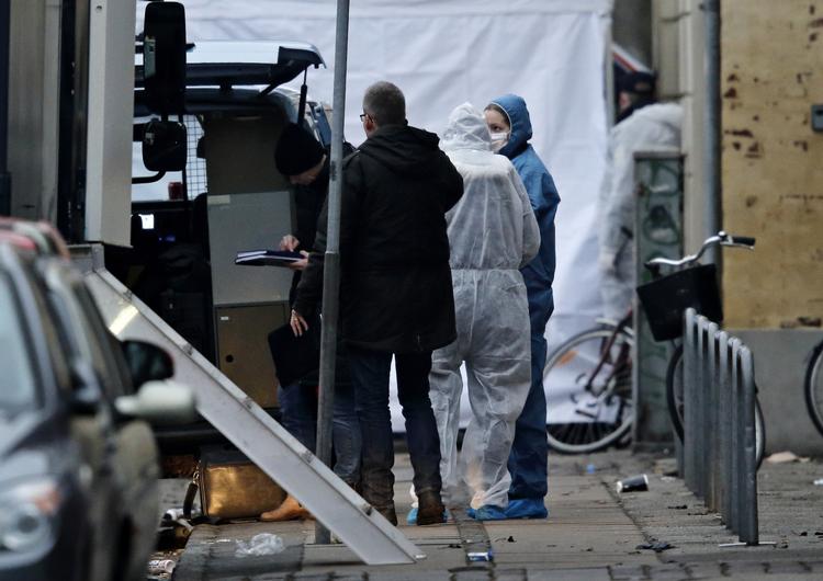 Terror. Politiet i gang med at lave tekniske undersøgelser ved Svanevej, hvor den formodede gerningsmand til skudattentaterne på Østerbro og i Indre By. 