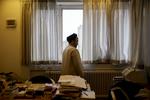 Oversættelse. Den 52-årige imam Seyed Mohammad Mehdi Khademi har boet i Danmark i 14 år, men er for genert til at tale dansk, fortæller han. I stedet taler han farsi, og hans ord bliver oversat til dansk af moskéens manager for nationale og internationale kontakter. Han fortæller blandt andet, at han »tager afstand fra al hån mod menneskeligheden, om det handler om kristne, muslimer eller jøder«. 