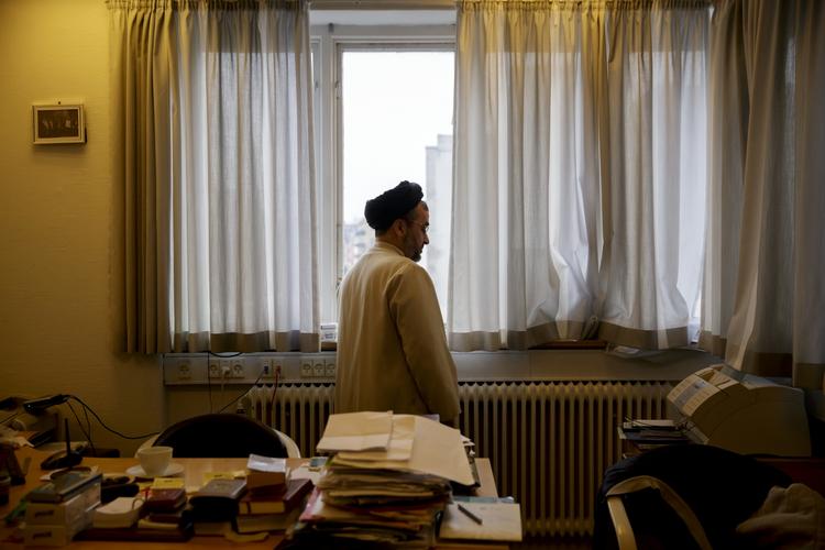 Oversættelse. Den 52-årige imam Seyed Mohammad Mehdi Khademi har boet i Danmark i 14 år, men er for genert til at tale dansk, fortæller han. I stedet taler han farsi, og hans ord bliver oversat til dansk af moskéens manager for nationale og internationale kontakter. Han fortæller blandt andet, at han »tager afstand fra al hån mod menneskeligheden, om det handler om kristne, muslimer eller jøder«. 