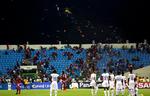 AFSTAND. Ghanas spillere søgte tilflugt i midtercirklen, da hjemmeholdets tilhængere dyngede dem til med kasteskyts under semifinalen. 
