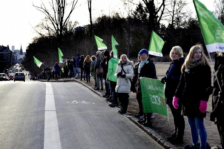 Overenskomst. I april 2013 blev lærerne lockoutet af kommunerne, da der skulle forhandles om regler for arbejdstid. Nu har KL og lærerne aftalt et supplement til aftalen, der førte til konflikt. 