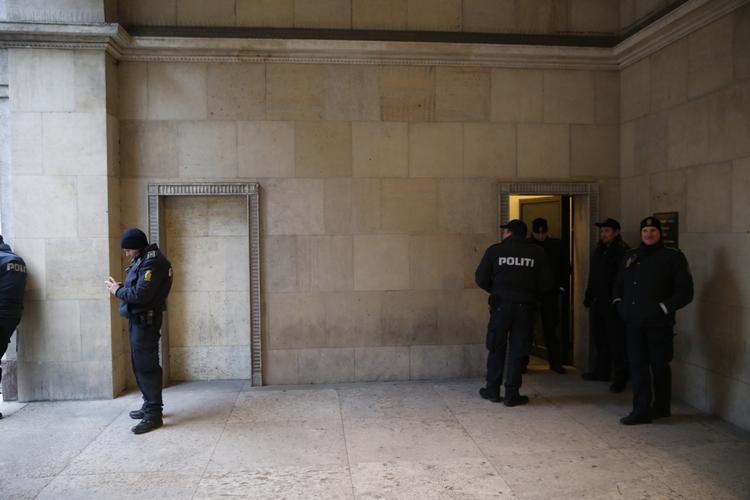 MEDVIRKEN. To mænd er sigtet for medvirken til drab i forbindelse med angrebene i København i weekenden. I forbindelse med grundlovsforhøret i dommervagten på Politigården i København er et stort opbud af betjente mødt op. 