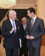 MØDE. Den syriske opposition langer ud efter Mistura. Her ses Mistura med Assad. Arkivfoto. 