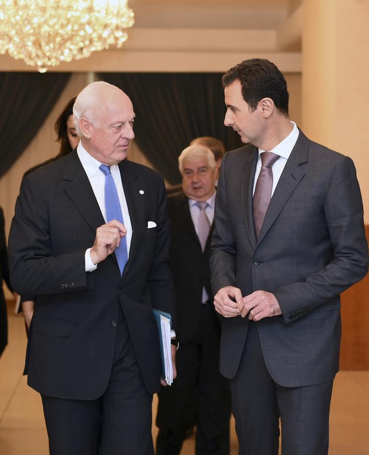 MØDE. Den syriske opposition langer ud efter Mistura. Her ses Mistura med Assad. Arkivfoto. 