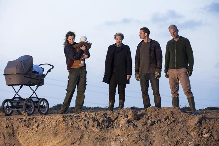 gravens rand. 'Arvingerne' er spækket med symbolik - f.eks. ligger der en betydning i de mere eller mindre dysfunktionelle familiemedlemmers navne. 