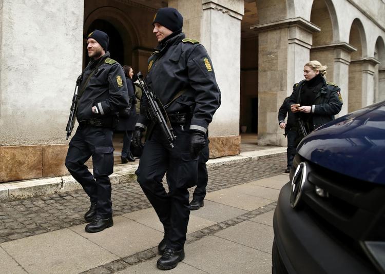 København. To mænd er dag i Dommervagten blevet sigtet for medvirken ved angrebene i hovedstaden i weekenden. 