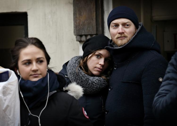 Opbakning. Både søndag og mandag har københavnere været forbi synagogen i København for at udtrykke deres sorg. I aften er der mindehøjtidlighed ved Krudttønden på Østerbro, hvor skyderierne begyndte. 