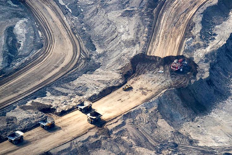 Dyrt. Seks pensionskasser skal blandt andet tage stilling til forslag om, at de skal forsøge at få de olie- og gasselskaber, de har investeret i, til at afvikle projekter, hvor det er særligt dyrt at udvinde energi, som det for eksempel gælder for tjæresand. 