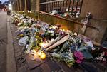 Mindes. Københavnerne har lagt blomster foran synagoen i Krystalgade, hvor en mand blev dræbt natten til søndag. 