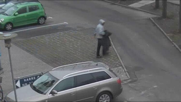 Vidner. Politiet frigiver nye billeder af den formodede gerningsmand, der er taget, efter han skiftede tøj. 