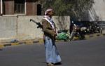 Magtkamp. En bevæbnet houthie står vagt uden for en regeringsbygning i Sanaa i Yemen i går. 