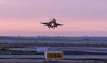 Angreb. Et egyptisk kampfly lander i Egypten, samme dag som landet har udført en række angreb mod Islamisk Stat i Libyen. 