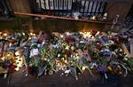 terror. Foran den jødiske synagoge i Krystalgade i København vokser mængden af blomster. En jødisk mand blev dræbt natten til søndag af den mand, som tidligere lørdag også skød og dræbte en filminstruktør i forbindelse med et debatarrangement om ytringsfrihed på Krudttønden på Østerbro. I aften afholdes flere mindehøjtideligheder. 