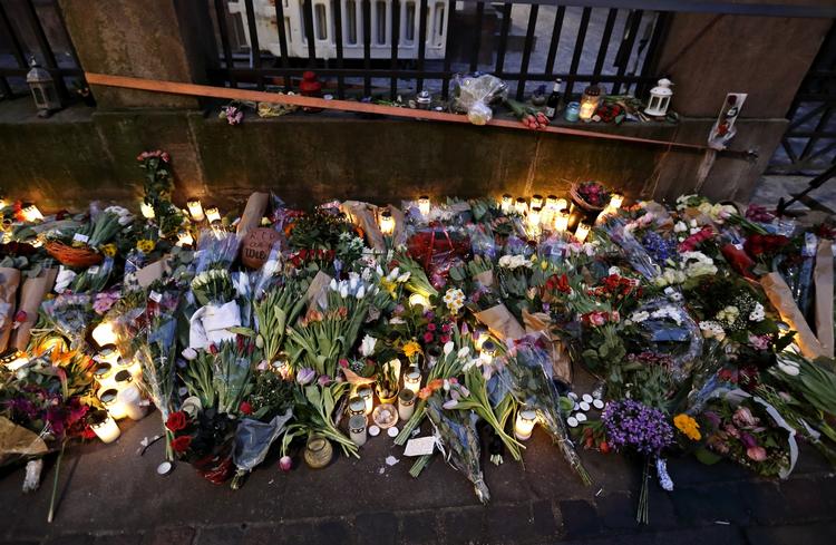 terror. Foran den jødiske synagoge i Krystalgade i København vokser mængden af blomster. En jødisk mand blev dræbt natten til søndag af den mand, som tidligere lørdag også skød og dræbte en filminstruktør i forbindelse med et debatarrangement om ytringsfrihed på Krudttønden på Østerbro. I aften afholdes flere mindehøjtideligheder. 