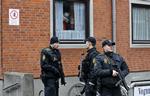 Politi. Politimænd står her foran Vognmandsmarken på  Østerbro, hvor der blev foretaget en anholdelse. 