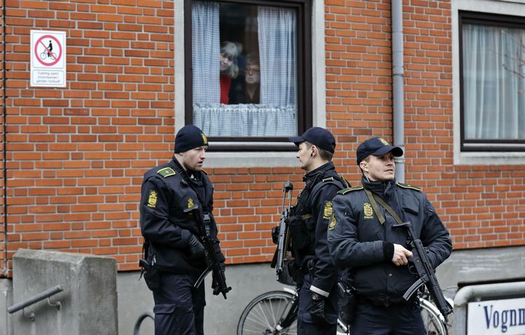 Politi. Politimænd står her foran Vognmandsmarken på  Østerbro, hvor der blev foretaget en anholdelse. 