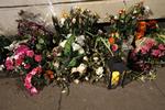 Skuddræbt. Blomster på Svanevej hvor den formodede gerningsmand til to skudepisoder blev skudt og dræbt af politiet. Blomsterne blev i eftermiddag fjernet af venner til den dræbte. 