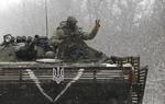 Konflikt. En ukrainsk kampvognssoldat siger sejrstegn et sted mellem byerne Debaltseve og Artemivsk i Ukraine. 