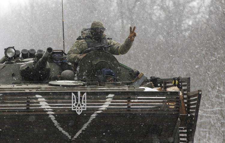 Konflikt. En ukrainsk kampvognssoldat siger sejrstegn et sted mellem byerne Debaltseve og Artemivsk i Ukraine. 