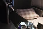 Luksus. SAS har givet den hele kvalitetsarmen på business class. Antallet af sæder er skåret ned for at give mere plads. Passagererne kan nu lægge sig ned for at sove i sæder, der er mindst 196 centimeter lange. Og så er der (naturligvis) massagefunktion i stolen. FOTO: Anders Rye Skjoldjensen 