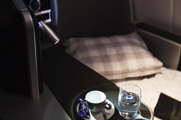 Luksus. SAS har givet den hele kvalitetsarmen på business class. Antallet af sæder er skåret ned for at give mere plads. Passagererne kan nu lægge sig ned for at sove i sæder, der er mindst 196 centimeter lange. Og så er der (naturligvis) massagefunktion i stolen. FOTO: Anders Rye Skjoldjensen 