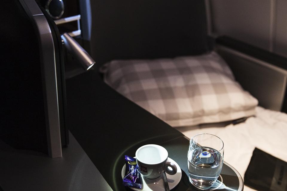 Luksus. SAS har givet den hele kvalitetsarmen på business class. Antallet af sæder er skåret ned for at give mere plads. Passagererne kan nu lægge sig ned for at sove i sæder, der er mindst 196 centimeter lange. Og så er der (naturligvis) massagefunktion i stolen. FOTO: Anders Rye Skjoldjensen 