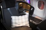 Godnat. Sengetøjet på business class (tæppe, pude og madras) kommer fra Hästens, den ældste sengeproducent i Sverige, og er specialfremstillet til SAS. Ambitionen er, at soveoplevelsen på selskabets fly skal være verdens bedste. FOTO: Anders Rye Skjoldjensen 