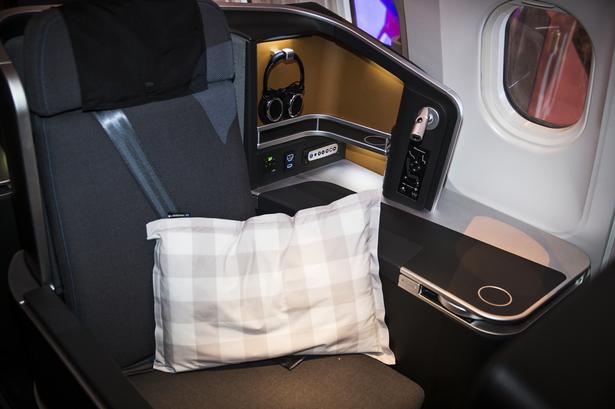 Godnat. Sengetøjet på business class (tæppe, pude og madras) kommer fra Hästens, den ældste sengeproducent i Sverige, og er specialfremstillet til SAS. Ambitionen er, at soveoplevelsen på selskabets fly skal være verdens bedste. FOTO: Anders Rye Skjoldjensen 
