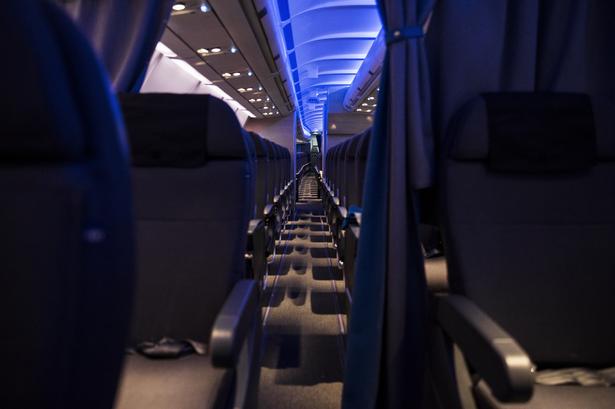 Mellemklasse. Med de nye kabiner satser SAS på at tilfredsstille de kunder, der ikke vil flyve på Go (economy), men heller ikke vil betale for business class. Mellemklassen hedder Plus. Og der er masser af plads til dem, der vælger den kategori. Du kan strække benene fuldt ud uden at blive generet, og så kan du hygge dig med gratis wifi (ligesom på business) samt med en skærm, der med 12 tommer er noget større end den på Go. FOTO: Anders Rye Skjoldjensen 