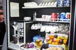 Forretningsrejse. Mellem måltider, eventuelt arbejde eller film, kan rejsende på business class hygge sig med denne lille bar. På den anden side af kabinen hænger en stang, så man også kan lave armløft og udstrækninger undervejs på rejsen. FOTO: Anders Rye Skjoldjensen 