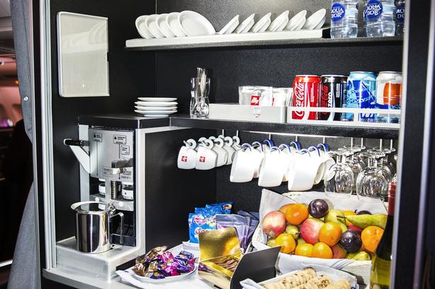 Forretningsrejse. Mellem måltider, eventuelt arbejde eller film, kan rejsende på business class hygge sig med denne lille bar. På den anden side af kabinen hænger en stang, så man også kan lave armløft og udstrækninger undervejs på rejsen. FOTO: Anders Rye Skjoldjensen 