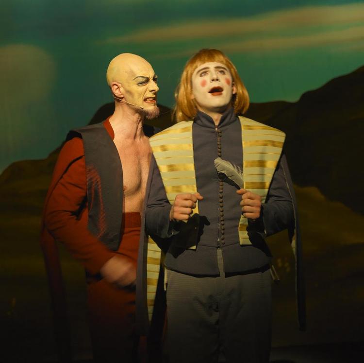 Djævlepagt. Jimmy Jørgensen og Mikkel Kaastrup-Mathew spiller Djævlen og den unge Wilhelm i kultklassikeren 'The Black Rider'. 