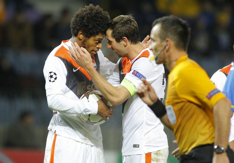 UDFORDRET. En brasilianer og en kroat, Luiz Adriano og Darijo Srna, skal forsøge at overraske mod Bayern München. 