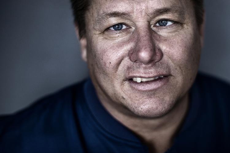 mere. Jesper 'Kasi' Nielsen har allerede modtaget små 400 millioner i forbindelse med et salg af sin andel i et Pandora-selskab, men han håber på mere. 