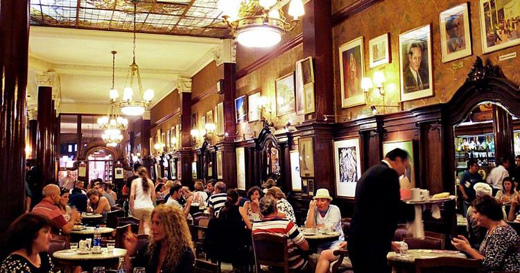 NOSTALGI. Cafe Tortoni fra 1858 er den ældste fungerende café i Buenos Aires. 