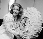 Popstjerne. Den 17-årige Lesley Gore skabte en syng-med-klassiker med 'It's My Party'. Her ses hun med en kontrakt om at optræde til Verdensudstillingen i New York i 1964. AP Photo/Bert Andrews Photography) 