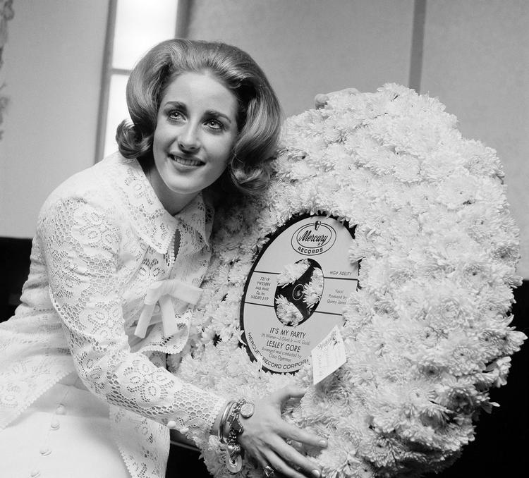 Popstjerne. Den 17-årige Lesley Gore skabte en syng-med-klassiker med 'It's My Party'. Her ses hun med en kontrakt om at optræde til Verdensudstillingen i New York i 1964. AP Photo/Bert Andrews Photography) 