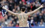 HILSEN. Det kostede en advarsel og dermed karantæne, da Zlatan Ibrahimovic i weekenden fremviste sine nye tatoveringer. 