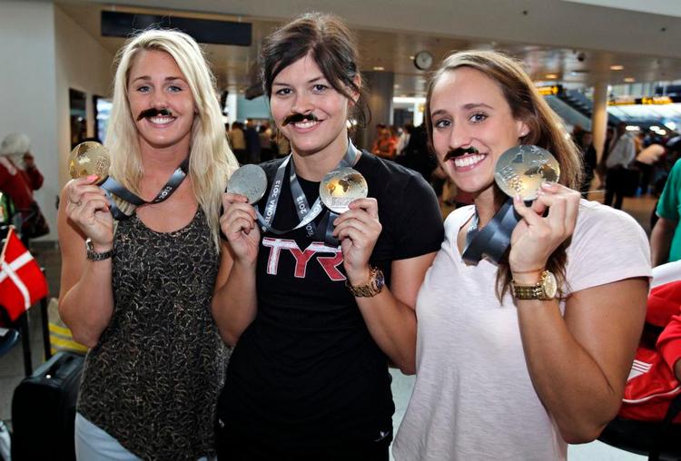 skæg. Medaljehøstens karakter vil ret hurtigt komme til at ændre sig, når hormonbehandlinger og kvindelig viljestyrke vil sikre Jeanette Ottesen, Lotte Friis og Rikke Møller Pedersen og deres klorvandsdøbte kolleger dusinvis af velfortjente guldmedaljer ved EM, VM og OL. 