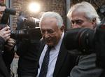 Anklaget. Tidligere IMF-chef Dominique Strauss-Kahn på vej til retten i den franske by byen Lille. Nu vil anklageren frafalde tiltale for alfonseri. 
