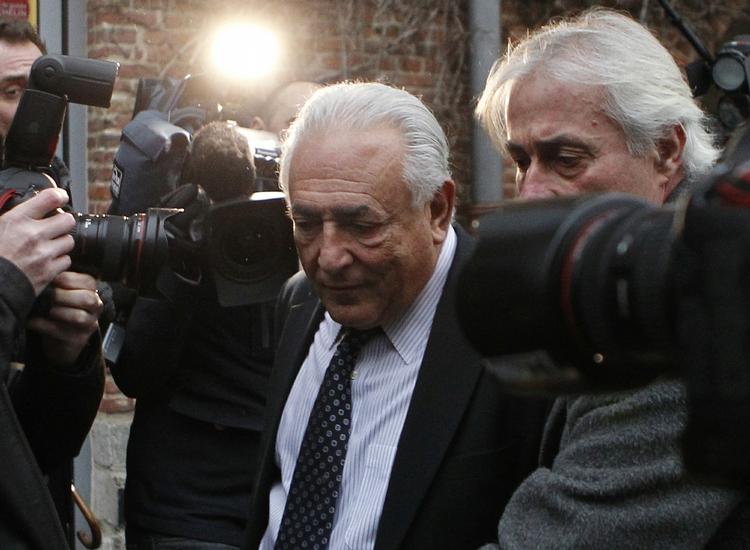 Anklaget. Tidligere IMF-chef Dominique Strauss-Kahn på vej til retten i den franske by byen Lille. Nu vil anklageren frafalde tiltale for alfonseri. 