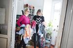 Genbrug. Anne og Sine Sørensen har som den første genbrugsbutik etableret en fix-it linje, hvor de istandsætter brugt børnetøj. 